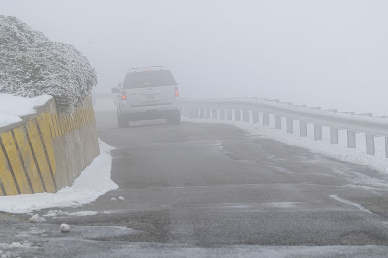 Un automóvil conduce a través de la nieve durante una tormenta en el Observatorio Lick en Mount Hamilton, California, EE. UU., el jueves 23 de febrero de 2023. Una tormenta invernal en expansión está arrasando el norte de EE. UU. esta semana, desatando un frío intenso y nieve desde California hasta Maine incluso cuando el sureste ve un calor récord. Fotógrafo: David Paul Morris/Bloomberg Un automóvil conduce a través de la nieve durante una tormenta en el Observatorio Lick en Mount Hamilton, California, EE. UU., el jueves 23 de febrero de 2023. Una tormenta invernal en expansión está arrasando el norte de EE. UU. esta semana, desatando un frío intenso y nieve desde California hasta Maine incluso cuando el sureste ve un calor récord. Fotógrafo: David Paul Morris/Bloomberg