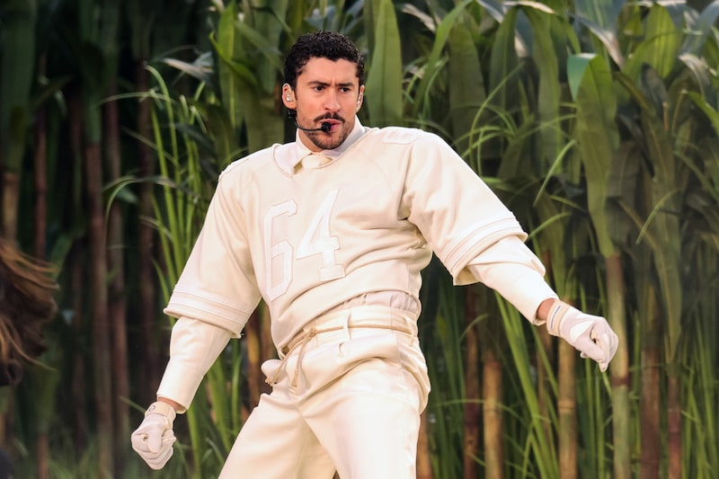 La camiseta con el #54 que viste Bad Bunny y que regaló a empleados de Inditex, está apareciendo en plataformas de reventa con elevados precios. (Foto de: Neilson Barnard/Getty Images) La camiseta con el #54 que viste Bad Bunny y que regaló a empleados de Inditex, está apareciendo en plataformas de reventa con elevados precios. (Foto de: Neilson Barnard/Getty Images)