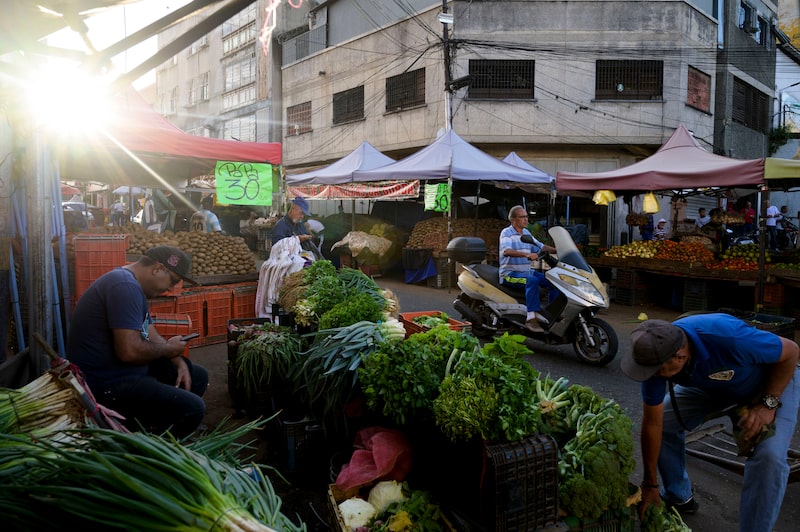 Venezuela inunda de dólares el mercado para aliviar la presión inflacionaria Venezuela inunda de dólares el mercado para aliviar la presión inflacionaria