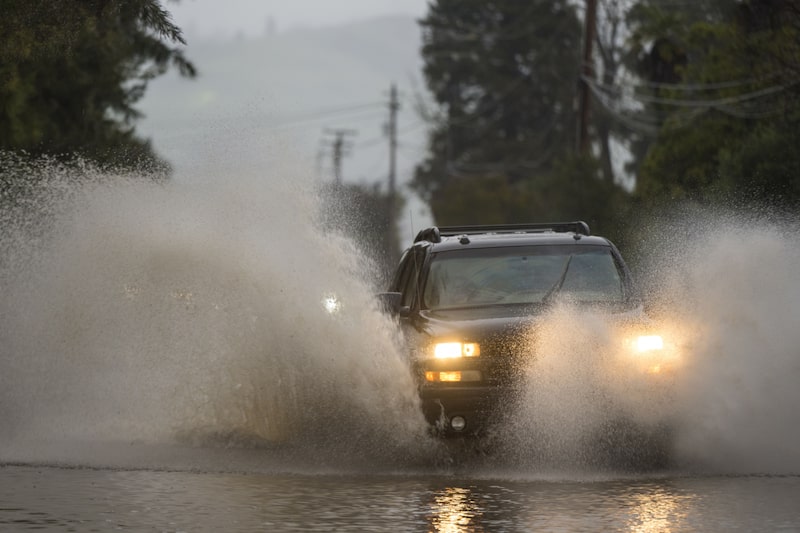 Un automóvil recorre las calles en Watsonville, California, Estados Unidos, el 11 de enero de 2023. Foto: Bloomberg Un automóvil recorre las calles en Watsonville, California, Estados Unidos, el 11 de enero de 2023. Foto: Bloomberg
