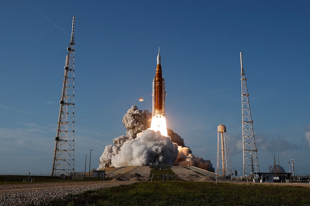 El cohete del Sistema de Lanzamiento Espacial de la misión Artemis II de la NASA y la nave espacial Orión despegan desde el Complejo de Lanzamiento 39B del Centro Espacial Kennedy el 1 de abril. Fotógrafo: Chip Somodevilla/Getty Images El cohete del Sistema de Lanzamiento Espacial de la misión Artemis II de la NASA y la nave espacial Orión despegan desde el Complejo de Lanzamiento 39B del Centro Espacial Kennedy el 1 de abril. Fotógrafo: Chip Somodevilla/Getty Images