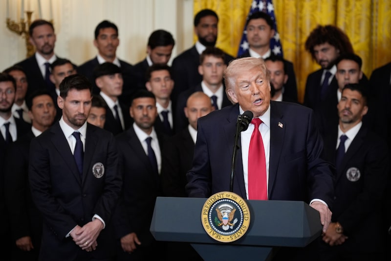 En la foto, Lionel Messi, a la izquierda, mientras el presidente de EE.UU., Donald Trump, habla en un evento con el Inter Miami CF en la Sala Este de la Casa Blanca. En la foto, Lionel Messi, a la izquierda, mientras el presidente de EE.UU., Donald Trump, habla en un evento con el Inter Miami CF en la Sala Este de la Casa Blanca.