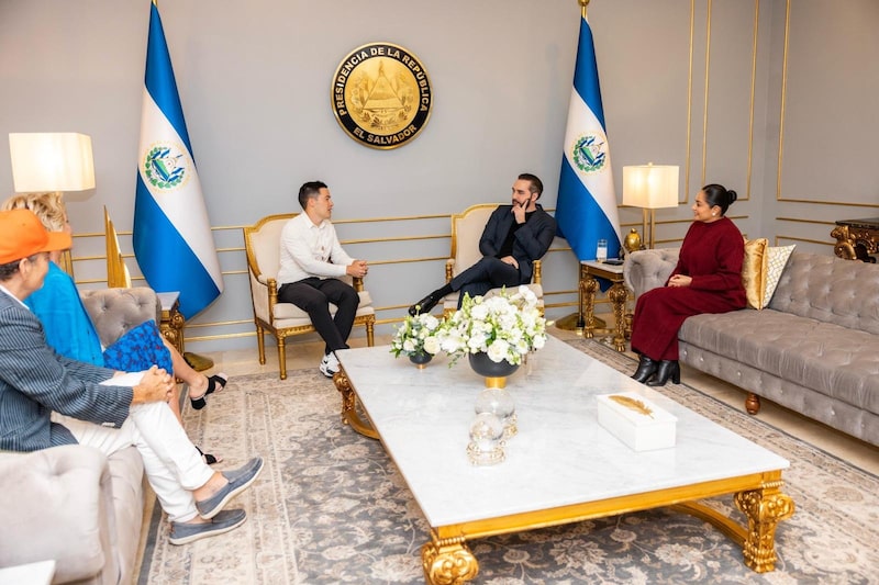 En la reunión entre Ginn y el presidente Bukele, también estuvo presente Stacy Herbert y Max Keiser. En la reunión entre Ginn y el presidente Bukele, también estuvo presente Stacy Herbert y Max Keiser.