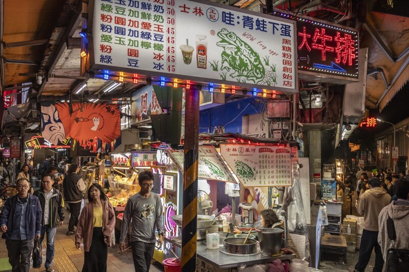 Peatones en el mercado nocturno Shi Lin de Taipéi. Fotógrafo: Lam Yik Fei/Bloomberg Peatones en el mercado nocturno Shi Lin de Taipéi. Fotógrafo: Lam Yik Fei/Bloomberg