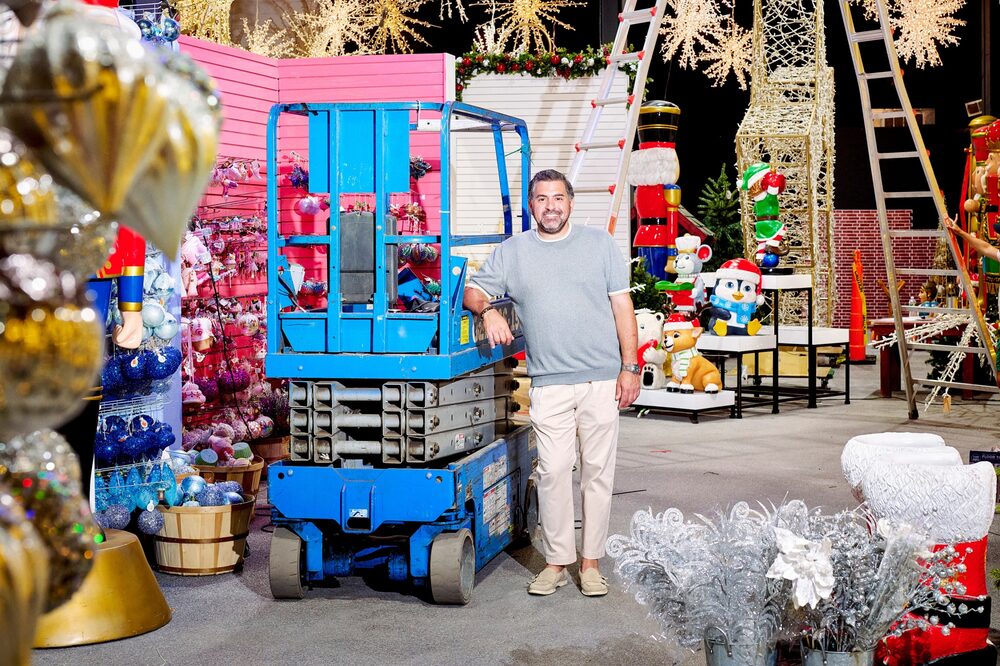 Dan Casterella en la sala de exposición de American Christmas en Mount Vernon, Nueva York.Fotógrafo: Gabby Jones/Bloomberg Dan Casterella en la sala de exposición de American Christmas en Mount Vernon, Nueva York.Fotógrafo: Gabby Jones/Bloomberg