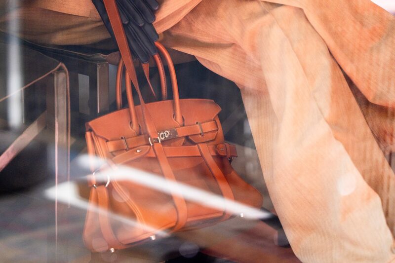 No início deste mês, uma Birkin original foi arrematada por US$ 9,91 milhões em um leilão em Paris. (Foto: Nathan Laine/Bloomberg) No início deste mês, uma Birkin original foi arrematada por US$ 9,91 milhões em um leilão em Paris. (Foto: Nathan Laine/Bloomberg)