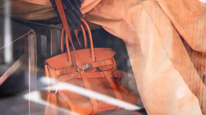 Hermès: vendas avançam, mas temores sobre valuation pesam e derrubam ação Hermès: vendas avançam, mas temores sobre valuation pesam e derrubam ação