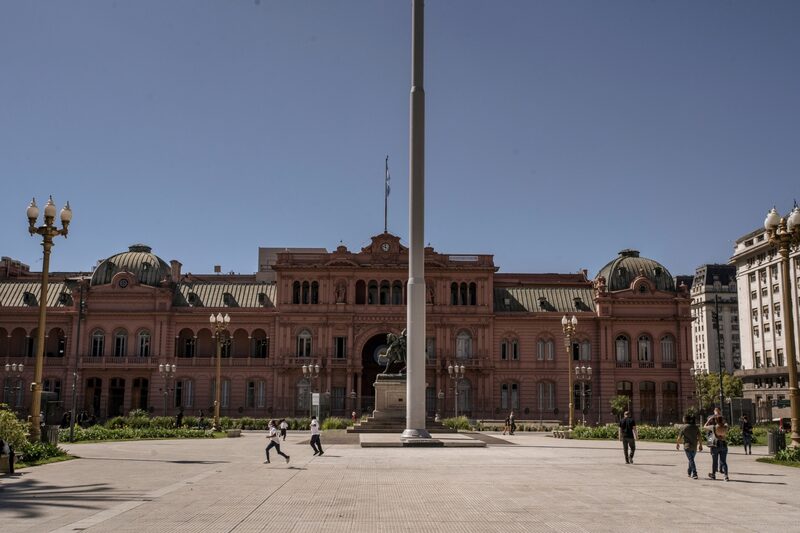 La sede de la Presidencia del Gobierno argentino, frente a la Plaza de Mayo. La sede de la Presidencia del Gobierno argentino, frente a la Plaza de Mayo.