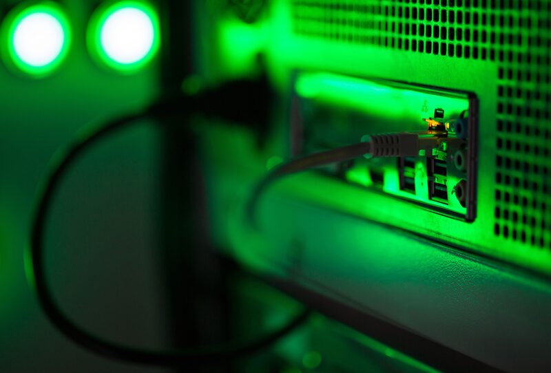 La luz verde ilumina un equipo de minería que opera dentro de un contenedor de transporte convertido en una granja móvil de minería de criptomonedas, operada por BitCluster, en el Parque Industrial Rodniki en Rodniki, Rusia, el martes 6 de febrero de 2018. La luz verde ilumina un equipo de minería que opera dentro de un contenedor de transporte convertido en una granja móvil de minería de criptomonedas, operada por BitCluster, en el Parque Industrial Rodniki en Rodniki, Rusia, el martes 6 de febrero de 2018.