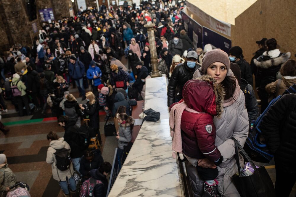 Los ucranianos desplazados buscan salir de la capital en la estación central de tren de Kiev, Ucrania, el 28 de febrero de 2022. (Foto: Erin Trieb/Bloomberg) Los ucranianos desplazados buscan salir de la capital en la estación central de tren de Kiev, Ucrania, el 28 de febrero de 2022. (Foto: Erin Trieb/Bloomberg)