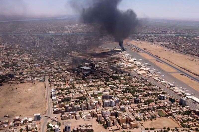 Sale humo del aeropuerto internacional de Jartum en medio de los combates del 20 de abril. Fuente: AFP/Getty Images Sale humo del aeropuerto internacional de Jartum en medio de los combates del 20 de abril. Fuente: AFP/Getty Images