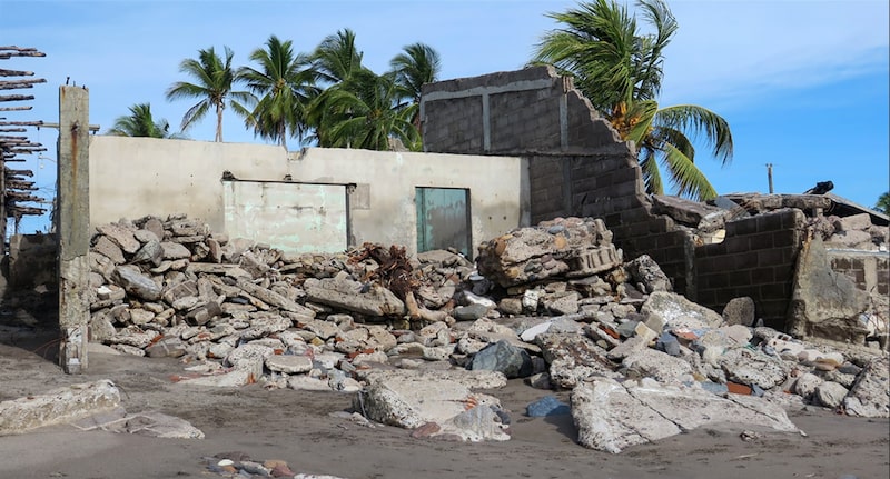 Casa soterrada en Cedeño, una comunidad de 4.823 km², ubicada en el municipio de Marcovia, departamento de Choluteca, en el sur de Honduras. Casa soterrada en Cedeño, una comunidad de 4.823 km², ubicada en el municipio de Marcovia, departamento de Choluteca, en el sur de Honduras.