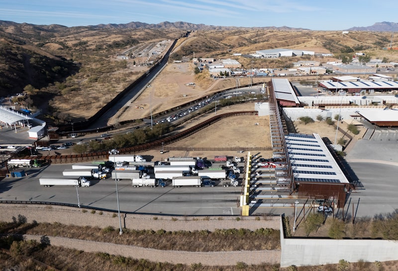 México y Estados Unidos acuerdan pausar aranceles por un mes tras llamada entre Sheinbaum y Trump. México y Estados Unidos acuerdan pausar aranceles por un mes tras llamada entre Sheinbaum y Trump.