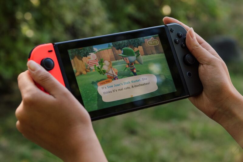 El juego Animal Crossing: New Horizons en el Nintendo Switch juego de consola en Seattle, Washington, U.S,un miércoles, 26 Aug. , 2020. El juego se convirtió en una sensación durante la pandemia porveía un escape: a un paraíso virutal a todos los jugadores en casa alrededor del mundo, donde podían comenzar una nueva vida construyendo una idílica isla con habitantes que aparecen en forma de pájaros, perros o incluso avestruces. El juego Animal Crossing: New Horizons en el Nintendo Switch juego de consola en Seattle, Washington, U.S,un miércoles, 26 Aug. , 2020. El juego se convirtió en una sensación durante la pandemia porveía un escape: a un paraíso virutal a todos los jugadores en casa alrededor del mundo, donde podían comenzar una nueva vida construyendo una idílica isla con habitantes que aparecen en forma de pájaros, perros o incluso avestruces.