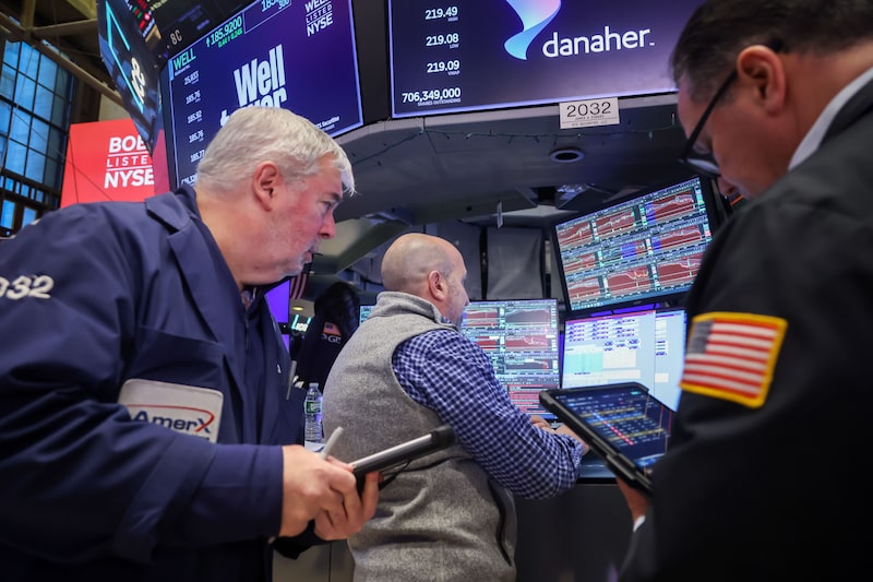 Traders On The Floor Of The New York Stock Exchange As Stocks Hit By Software Selloff Traders On The Floor Of The New York Stock Exchange As Stocks Hit By Software Selloff