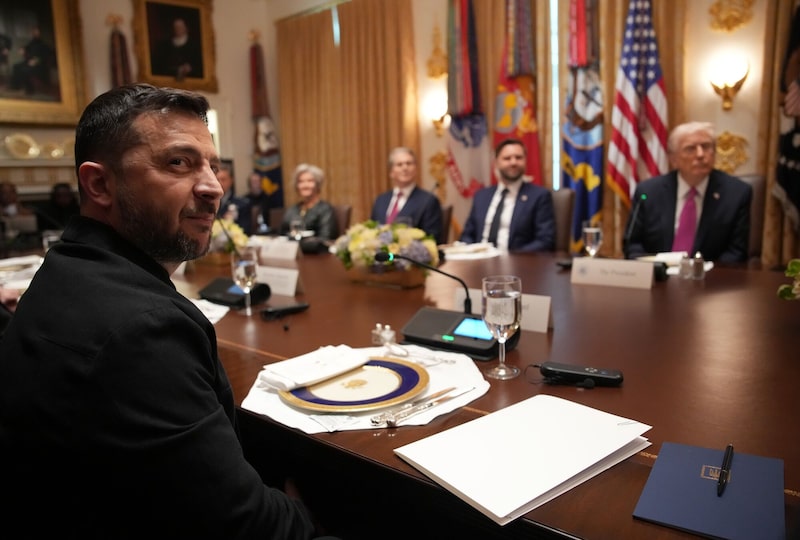 El presidente estadounidense Donald Trump se reúne con el presidente ucraniano Volodymyr Zelensky en la Sala del Gabinete de la Casa Blanca en Washington el 17 de octubre. El presidente estadounidense Donald Trump se reúne con el presidente ucraniano Volodymyr Zelensky en la Sala del Gabinete de la Casa Blanca en Washington el 17 de octubre.