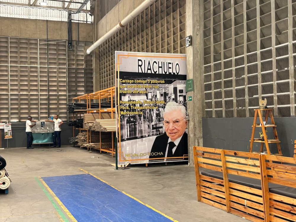 Frase motivacional na fábrica da Riachuelo em Natal com imagem do fundador, Nevaldo Rocha Frase motivacional na fábrica da Riachuelo em Natal com imagem do fundador, Nevaldo Rocha