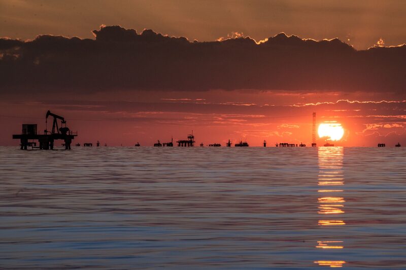 Plataformas petrolíferas obsoletas en el lago Maracaibo, Venezuela. Plataformas petrolíferas obsoletas en el lago Maracaibo, Venezuela.