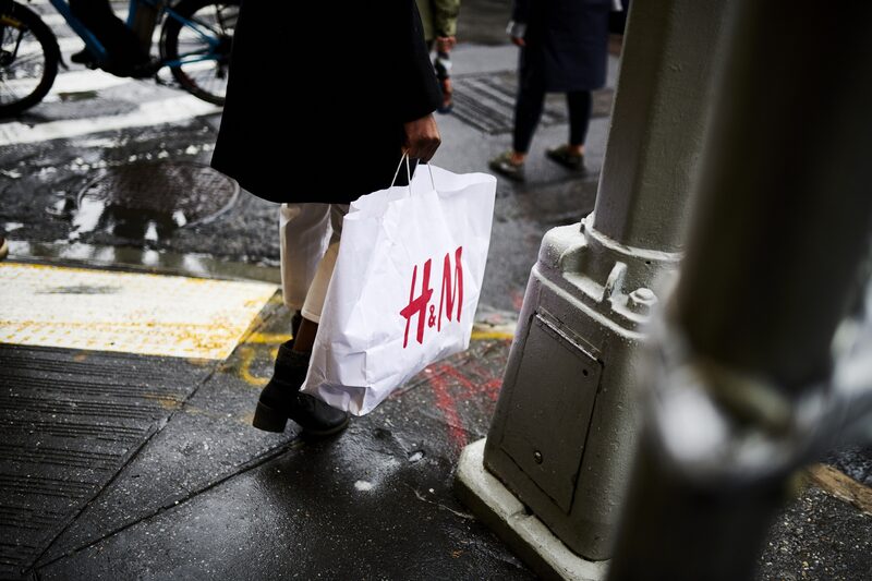 Vendas da H&M na Europa foram afetadas por um verão chuvoso neste ano, segundo a rede sueca de fast fashion Vendas da H&M na Europa foram afetadas por um verão chuvoso neste ano, segundo a rede sueca de fast fashion