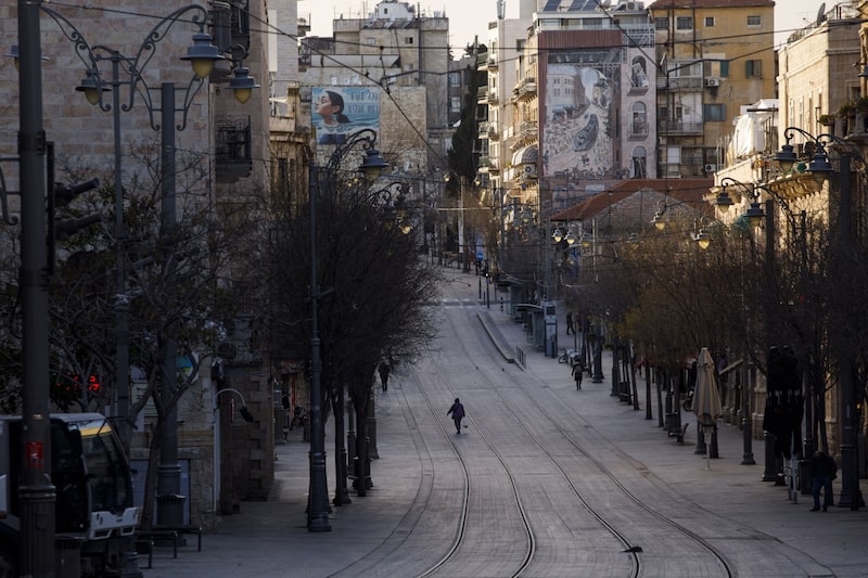 Peatones caminan por una calle desierta durante un cierre patronal en Jerusalén, Israel, el domingo 29 de marzo de 2020. Peatones caminan por una calle desierta durante un cierre patronal en Jerusalén, Israel, el domingo 29 de marzo de 2020.