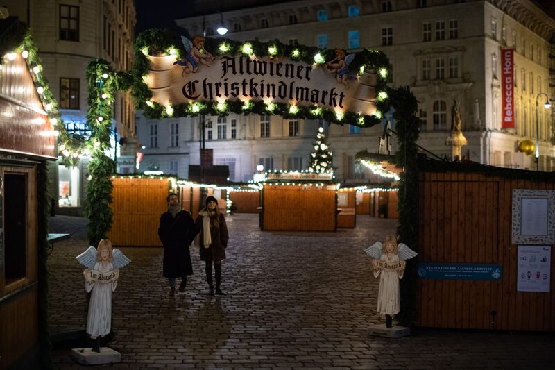 Austríacos aproveitam dia ameno e ensolarado para visitar cafés, butiques e mercados de Natal que em breve serão forçados a fechar por até três semanas. Austríacos aproveitam dia ameno e ensolarado para visitar cafés, butiques e mercados de Natal que em breve serão forçados a fechar por até três semanas.