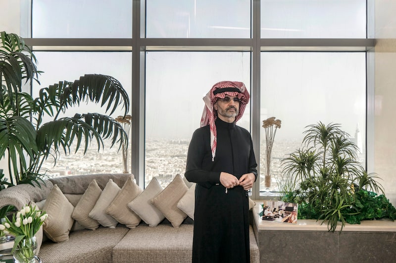 O príncipe Alwaleed Bin Talal em seu apartamento em Riad. Kingdom Holding detém 42,4 milhões de ações da SpaceX (foto: Guy Martin/Buisnessweek) O príncipe Alwaleed Bin Talal em seu apartamento em Riad. Kingdom Holding detém 42,4 milhões de ações da SpaceX (foto: Guy Martin/Buisnessweek)