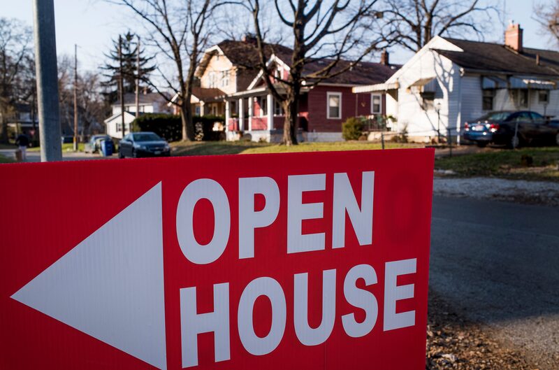 Un cartel de puertas abiertas se encuentra en el patio delantero de una casa en el barrio de Cliftonville el 3 de diciembre de 2017 en Columbus, Ohio. Un cartel de puertas abiertas se encuentra en el patio delantero de una casa en el barrio de Cliftonville el 3 de diciembre de 2017 en Columbus, Ohio.