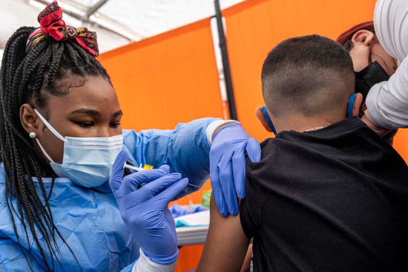 Na semana passada, o CDC divulgou recomendações de que escolas em áreas de risco baixo ou moderado podem abandonar a obrigatoriedade do uso de máscara em lugares fechados Na semana passada, o CDC divulgou recomendações de que escolas em áreas de risco baixo ou moderado podem abandonar a obrigatoriedade do uso de máscara em lugares fechados