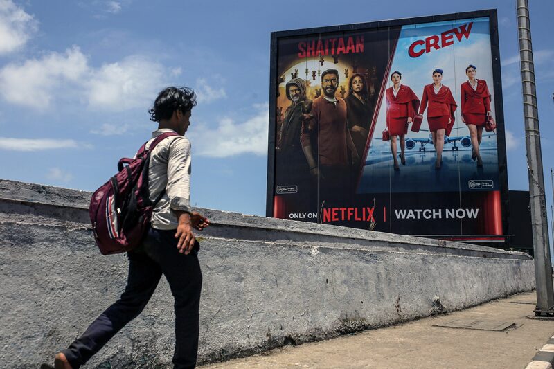 Una valla publicitaria que anuncia programas de Netflix Inc. en Mumbai. Una valla publicitaria que anuncia programas de Netflix Inc. en Mumbai.