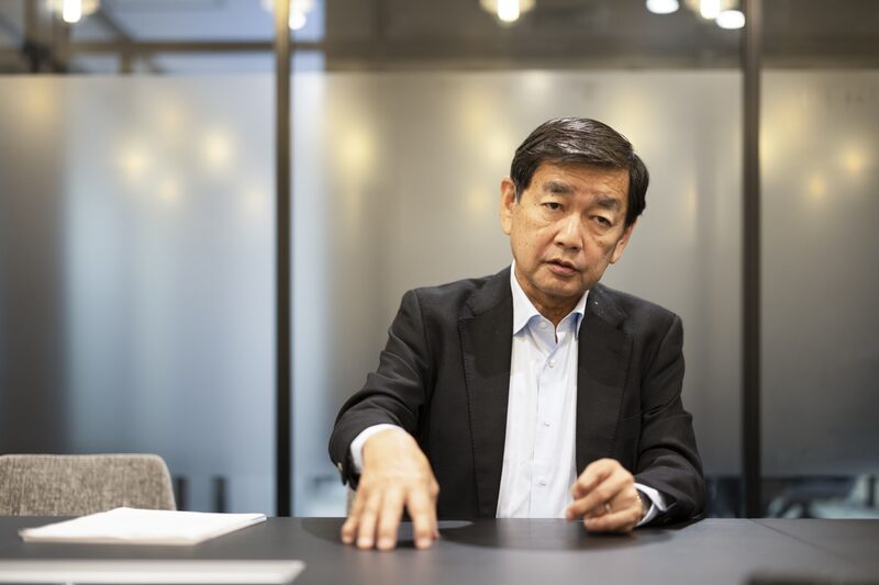Eiji Hirano em entrevista em Tóquio, 23 de junho Eiji Hirano em entrevista em Tóquio, 23 de junho