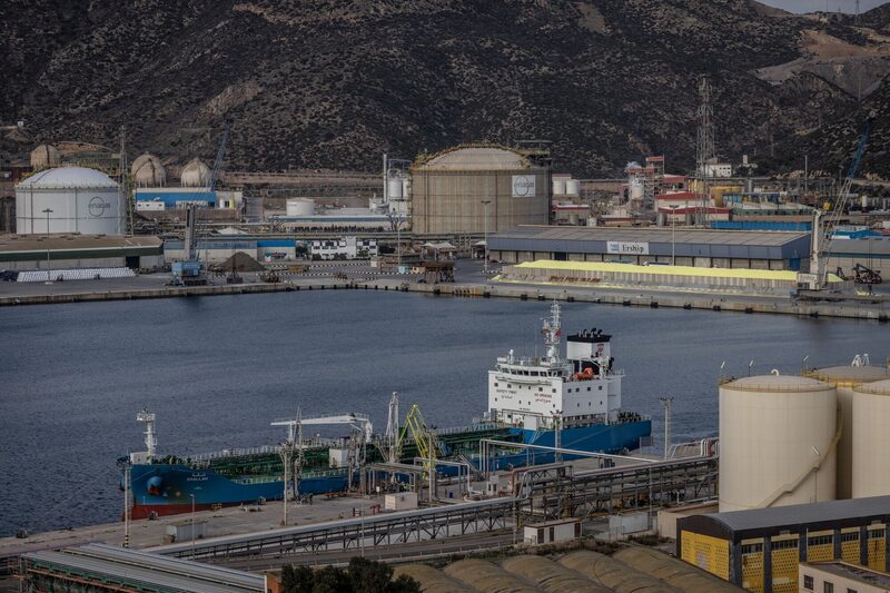 El petróleo se acerca mínimo de 11 semanas tras confusión por aranceles de Trump. El petróleo se acerca mínimo de 11 semanas tras confusión por aranceles de Trump.