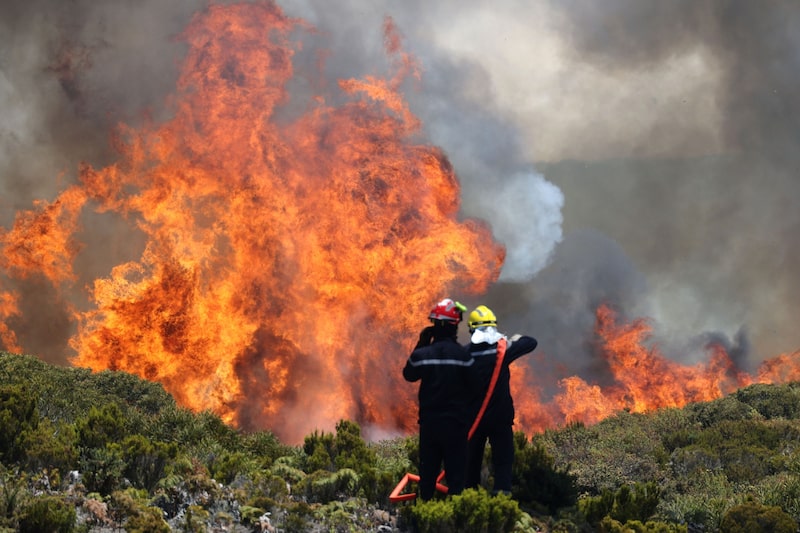 Fuego en isla francesa Fuego en isla francesa