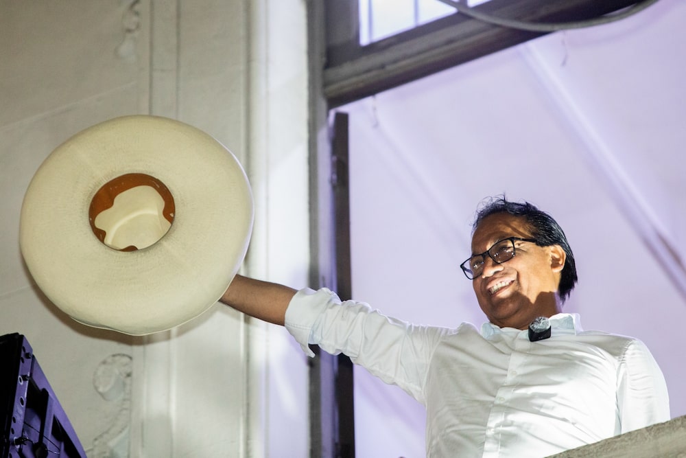 Roberto Sánchez, candidato à Presidência pelo partido Juntos pelo Peru, cumprimenta apoiadores após o segundo turno das eleições, em Lima, em 7 de junho. Roberto Sánchez, candidato à Presidência pelo partido Juntos pelo Peru, cumprimenta apoiadores após o segundo turno das eleições, em Lima, em 7 de junho.