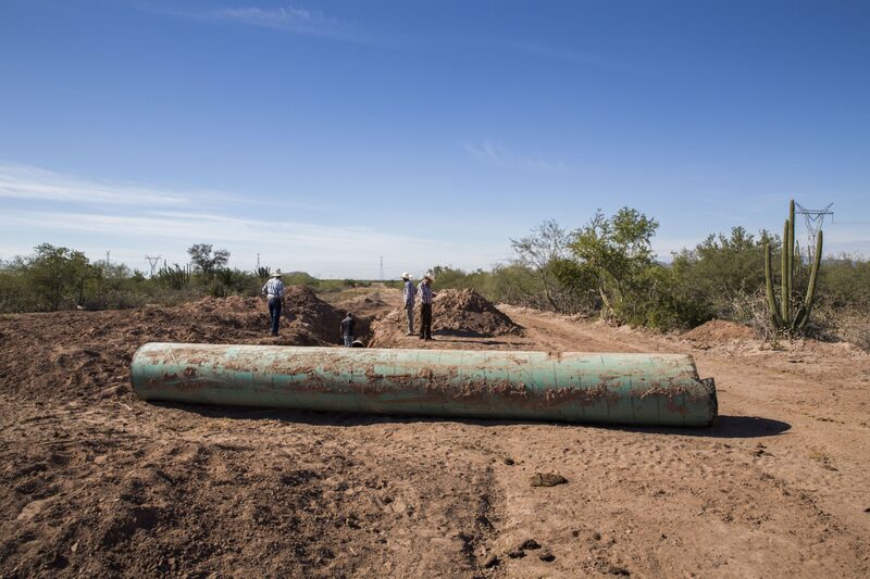 Una pieza del gasoducto de Sempra Energy, extraída por la tribu Yaqui en la comunidad de Loma de Bacum, en el estado de Sonora. Una pieza del gasoducto de Sempra Energy, extraída por la tribu Yaqui en la comunidad de Loma de Bacum, en el estado de Sonora.
