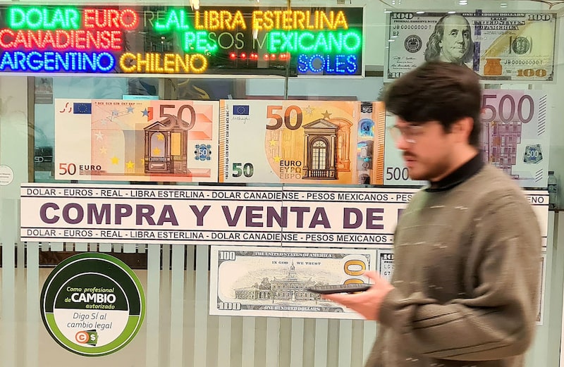 A volatilidade cambial caiu ao menor nível desde janeiro, favorecendo operações de carry trade em moedas latino-americanas, que oferecem alguns dos maiores retornos ajustados ao risco entre os mercados emergentes (Foto: DANIEL MUNOZ/AFP via Getty Images) A volatilidade cambial caiu ao menor nível desde janeiro, favorecendo operações de carry trade em moedas latino-americanas, que oferecem alguns dos maiores retornos ajustados ao risco entre os mercados emergentes (Foto: DANIEL MUNOZ/AFP via Getty Images)