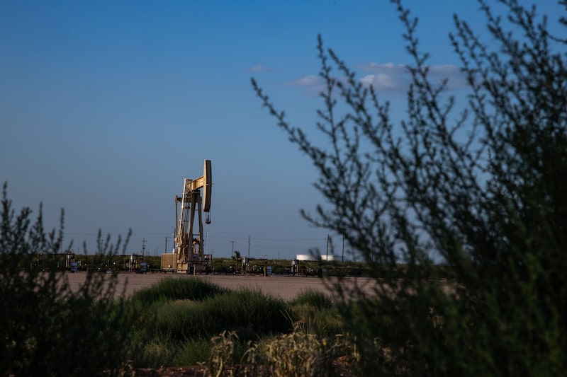 Un balancín de extracción de petróleo opera en Midland, Texas, EE.UU. Un balancín de extracción de petróleo opera en Midland, Texas, EE.UU.