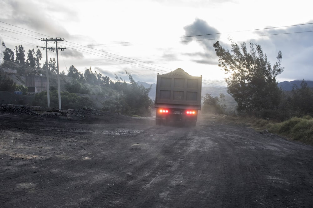Un camión que transporta carbón sale de una mina en Cucunubá, departamento de Cundinamarca, Colombia. Un camión que transporta carbón sale de una mina en Cucunubá, departamento de Cundinamarca, Colombia.