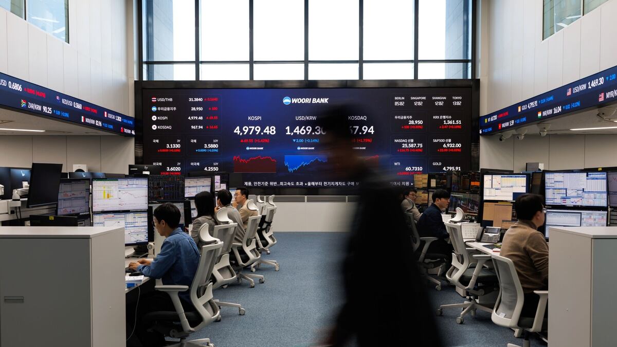 O índice Kospi exibido na sala de negociação do Banco Woori em Seul, Coreia do Sul. Foto: SeongJoon Cho/Bloomberg