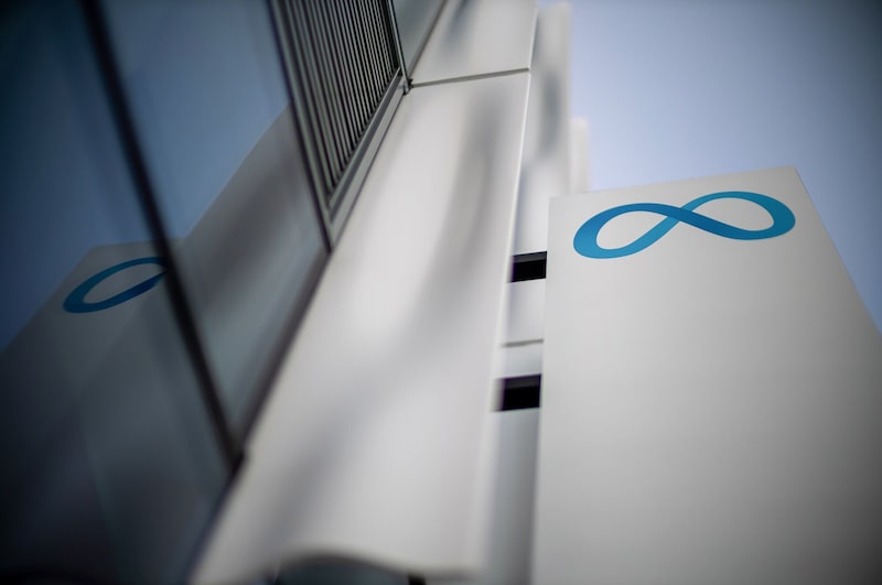 Cartel en el exterior de la tienda Meta en Burlingame, California (EE. UU.). Cartel en el exterior de la tienda Meta en Burlingame, California (EE. UU.).