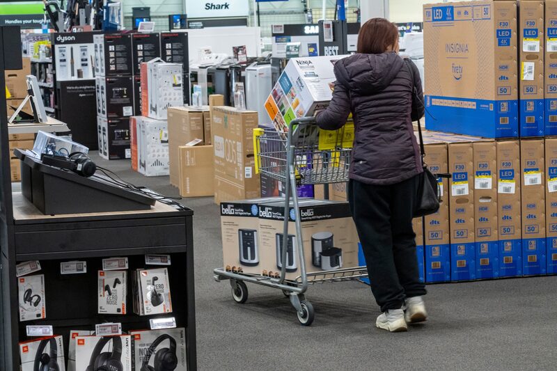 El minorista también recortó su visión sobre los beneficios ajustados. El minorista también recortó su visión sobre los beneficios ajustados.