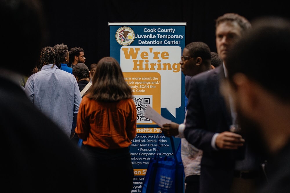 Un cartel de "Estamos contratando" durante una feria de empleo organizada por el gobierno del condado de Cook en Chicago. Un cartel de "Estamos contratando" durante una feria de empleo organizada por el gobierno del condado de Cook en Chicago.