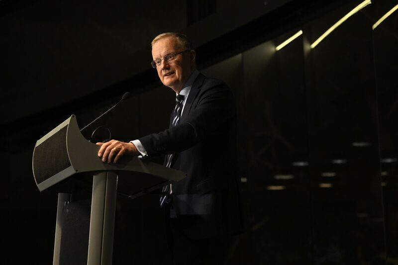Philip Lowe, gobernador del Banco de la Reserva de Australia (RBA), habla durante la cena de la junta del banco central en Perth, Australia, el martes 2 de mayo de 2023. Philip Lowe, gobernador del Banco de la Reserva de Australia (RBA), habla durante la cena de la junta del banco central en Perth, Australia, el martes 2 de mayo de 2023.