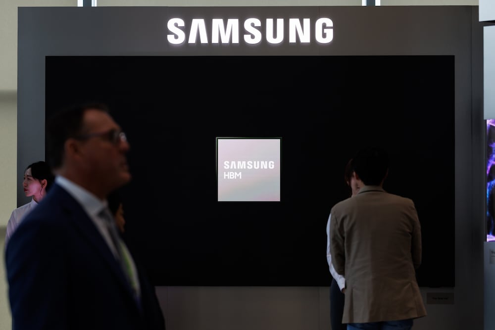 Imagen de un chip de memoria en una pantalla del stand de Samsung en la Cumbre de Directores Ejecutivos de la APEC. Fotógrafo: SeongJoon Cho/Bloomberg 'Efecto tijera': Apple y HP se desploman mientras la memoria se dispara en 2026