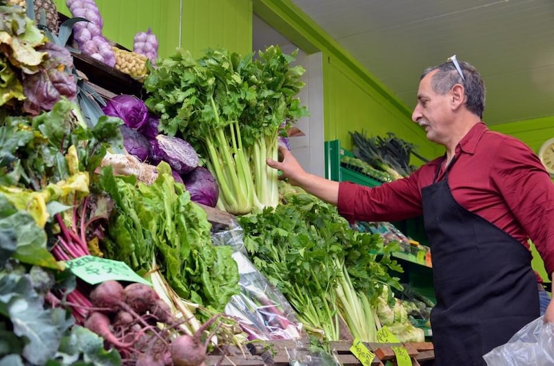Acomodador en un supermercado de Uruguay. Acomodador en un supermercado de Uruguay.