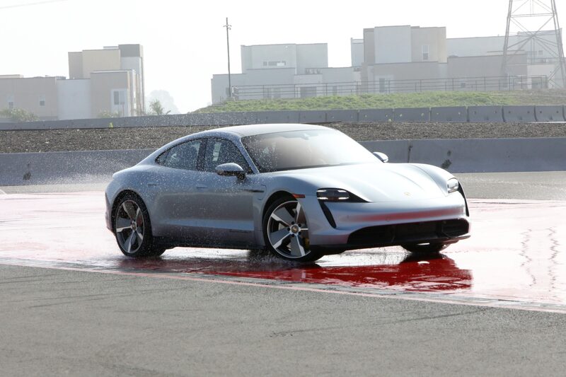 Banqueiros amam seus Porsches; agora eles poderão comprar as ações também Banqueiros amam seus Porsches; agora eles poderão comprar as ações também