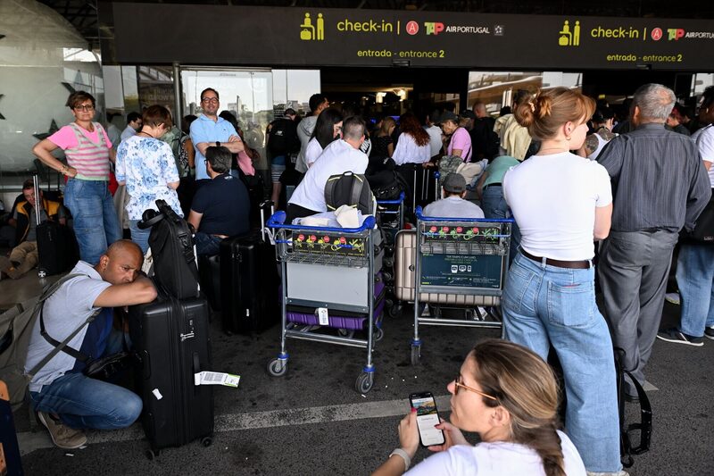 Viajantes retidos no Aeroporto de Lisboa durante uma queda de energia em 28 de abril. (Foto: Zed Jameson/Bloomberg) Viajantes retidos no Aeroporto de Lisboa durante uma queda de energia em 28 de abril. (Foto: Zed Jameson/Bloomberg)