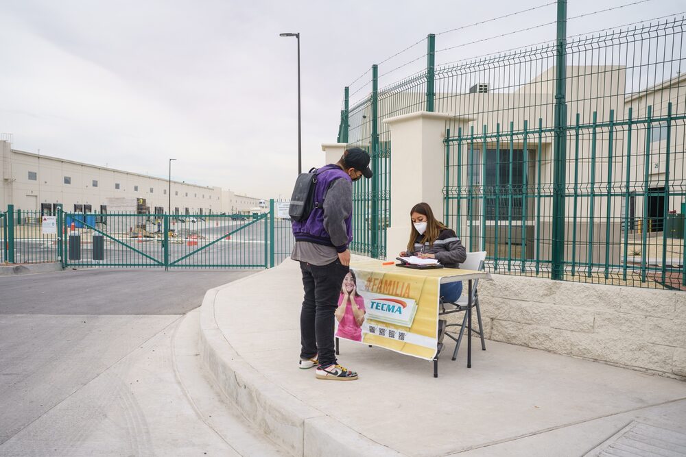 Un reclutador de empleo afuera de una fábrica en Juárez. Muchos migrantes viajan desde el sur de México para encontrar trabajo en las fábricas de las ciudades fronterizas.Fotógrafo: Paul Ratje / Bloomberg Un reclutador de empleo afuera de una fábrica en Juárez. Muchos migrantes viajan desde el sur de México para encontrar trabajo en las fábricas de las ciudades fronterizas.Fotógrafo: Paul Ratje / Bloomberg