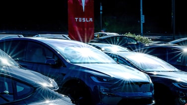 Acciones de Tesla se dirigen a un récord por primera vez en un año Acciones de Tesla se dirigen a un récord por primera vez en un año