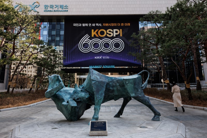 Una estatua de un toro frente a la Bolsa de Corea (KRX) en Seúl. Fotógrafo: SeongJoon Cho/Bloomberg Una estatua de un toro frente a la Bolsa de Corea (KRX) en Seúl. Fotógrafo: SeongJoon Cho/Bloomberg