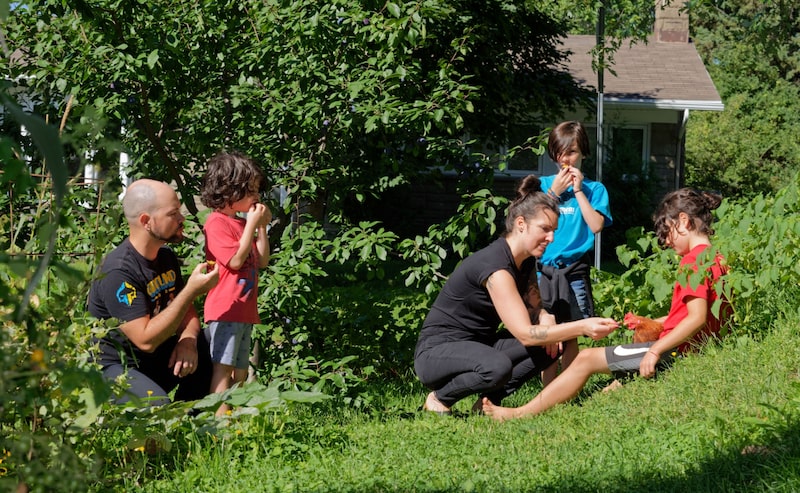 Lemay y su familia pasan mucho más tiempo al aire libre desde que la pareja pasó a tener semanas laborales de cuatro días. Lemay y su familia pasan mucho más tiempo al aire libre desde que la pareja pasó a tener semanas laborales de cuatro días.